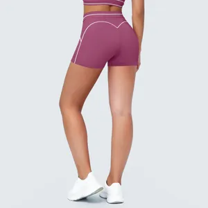 Achterdetail van damessportyogashort, zeer elastische en ademende stof met contrastpiping.