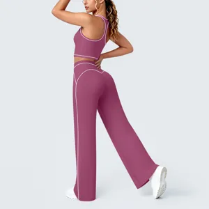 Gros plan sur l'ensemble de sport racerback avec coutures contrastées pour le fitness.