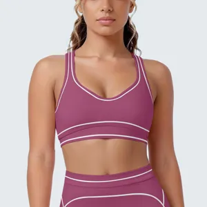 Gedetailleerd overzicht van de geborstelde sport-bh met contrastbies en ademende racerback.