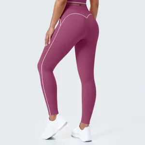 Detalle de leggings de yoga de cintura alta con ribete contrastante y forma de corazón.