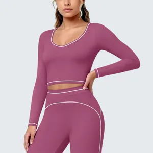 Gedetailleerde close-up van de sportkleding set voor dames met crop top en leggings.