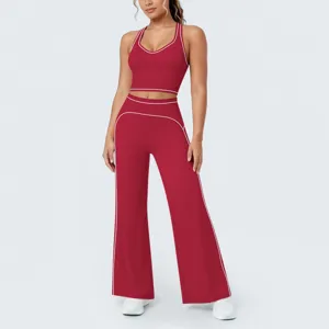 Ensemble de fitness haut de sport dos nageur et pantalon de yoga évasé contrasté.