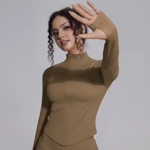 Dettagli del top sportivo marrone con zip, fori per i pollici e collo alto per il fitness.