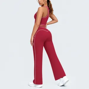 Vue détaillée du crop top de sport rouge et du pantalon de yoga évasé à liserés blancs.