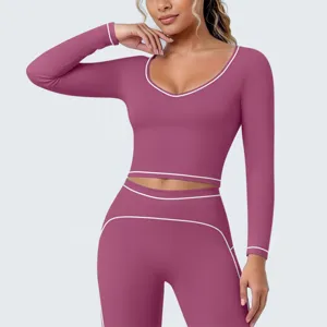 Atmungsaktives Langarm Sportoberteil und Yoga Leggings Set mit kontrastierenden Paspeln.
