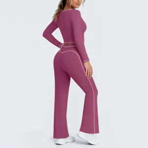 Rückansicht Detail der Damen Langarm Crop Top und Schlaghose Yoga Set mit weißem Paspeldesign.