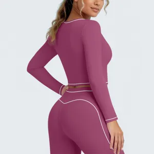 Gedetailleerd overzicht dames sport top met lange mouwen en legging in bordeaux met witte bies.