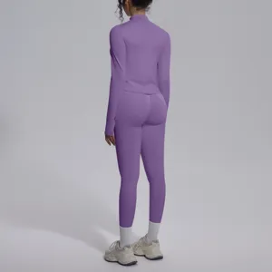 Vista di dettaglio del set yoga sportivo a maniche lunghe viola senza cuciture sul retro.