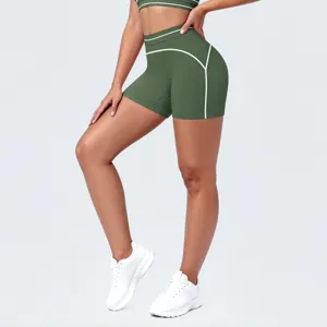 Close-up van groene fitnessbroekjes met hoge taille en witte contrasterende lijnen stof.