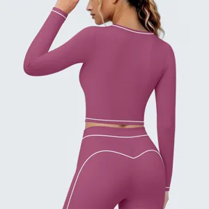 Detailansicht von Damen Sportbekleidung Langarm Crop Top und Leggings Set mit Biesen.