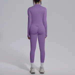 Dettaglio della vista posteriore del top sportivo viola senza cuciture e leggings.