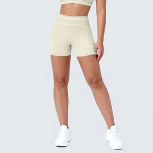 Detailopname van high-waist seamless yoga-shorts en sport-bh-set voor fitness en workout.
