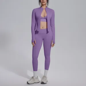 Dettaglio set sportivo viola senza cuciture, reggiseno elasticizzato e leggings.