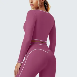 Dames sportieve lange mouw crop top bijpassende legging set met contrastbies voor fitness.