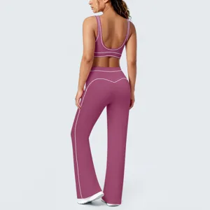Dettaglio posteriore del set sportivo da donna con reggiseno e pantaloni svasati.