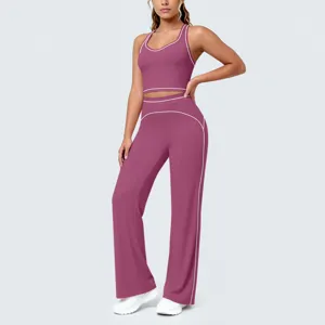 Ensemble de yoga chic avec lignes contrastées, haut dos nageur et pantalon évasé.