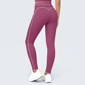 Vista trasera detallada de leggings de yoga de cintura alta con ribetes blancos contraste.