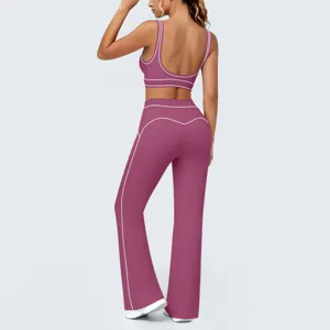 Dettaglio del set yoga con finiture a contrasto, top corto e pantaloni a zampa.