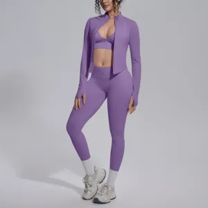 Dettaglio del set sportivo viola senza cuciture con giacca con zip, reggiseno e leggings.