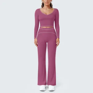 Langarm Crop-Top und Schlag-Yogahose Set mit kontrastierenden Paspeldetails im Detail.