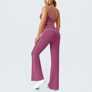 Dettaglio posteriore del set con pantaloni yoga a zampa e reggiseno sportivo malva.