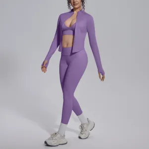 Vista di dettaglio di un set sportivo viola senza cuciture con giacca e leggings.