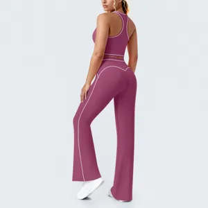 Vue détaillée de l'ensemble de sport bordeaux avec passepoil contrasté et pantalon.