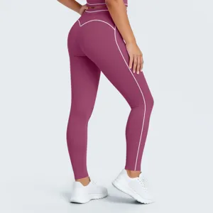 Vista detallada de leggings de yoga de talle alto con costuras en contraste y push-up.