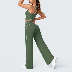 Ensemble de yoga vert en deux pieces avec liseres contrastés, brassière et pantalon évasé.