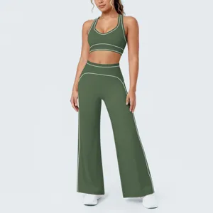 Vista dettagliata del set da yoga verde scuro con profili a contrasto e pantaloni a zampa.