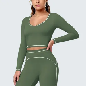 Nahaufnahmen der nahtlosen Sport-Langarmtop und Leggings mit kontrastierenden weißen Paspeln.