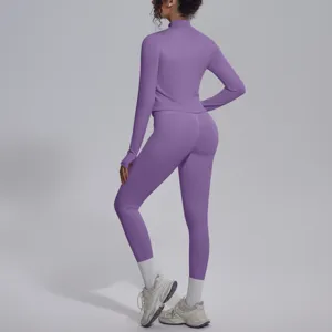 Vista di dettaglio del set sportivo viola a maniche lunghe e leggings senza cuciture.