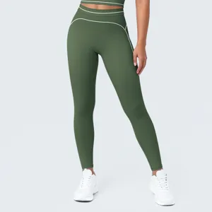 Primer plano detalle de pantalones de yoga verde oliva cintura alta con ribete contraste deporte.