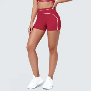 Gedetailleerd overzicht van dames fitnessshorts met contrasterende bies voor sport en training.