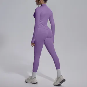 Completo da yoga fitness senza cuciture a maniche lunghe viola, aderente e traspirante nel dettaglio.