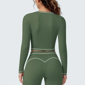 Rückseitiges Detail des grünen Damen Langarm-Sporttops mit weißen Kontrastnähten.