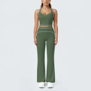 Ensemble de yoga vert foncé avec passepoil contrasté, haut court nageur et pantalon évasé.