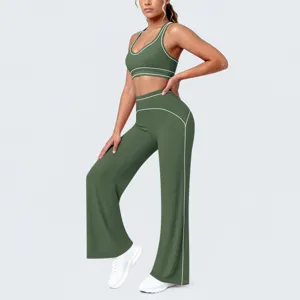Dettaglio del set yoga sportivo verde scuro, crop top elegante e pantaloni a zampa.