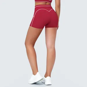 Achterste detailweergave van rode sport yogashorts met hoge taille en witte biesjes.