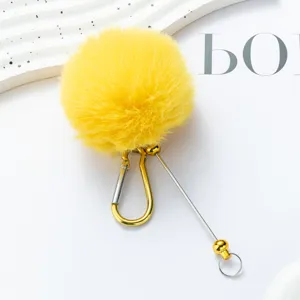 Gelber flauschiger Bommel Schlüsselanhänger mit goldenem Karabiner, Plüsch Tasche Anhänger.