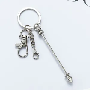 Porte-clés en métal avec mousqueton et pendentif de forme originale pour les sacs.