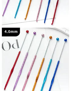 Vue détaillée de crochets en aluminium colorés avec perles, idéaux pour le tricot.