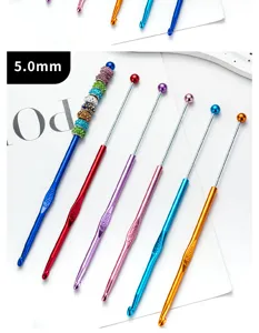 Vue détaillée de crochets simples en aluminium coloré avec perles et taille de 5,0 mm.