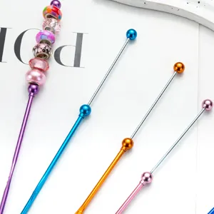 Crochets en métal avec perles colorées, aiguilles à tricoter simples pour travaux manuels DIY.