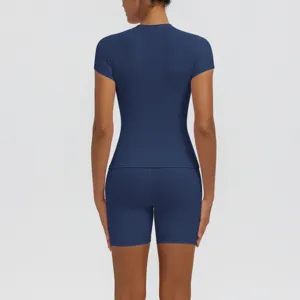 Vue détaillée du haut de yoga respirant à manches courtes et du short de sport ajusté.