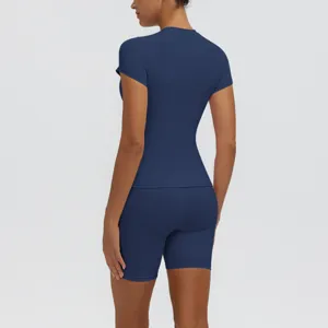 Gros plan montrant l'ensemble de sport bleu foncé de dos, tissu respirant pour l'effort.