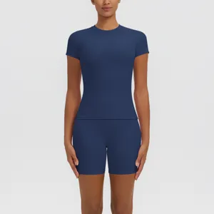 Haut de yoga à manches courtes bleu foncé et short de fitness moulant ensemble de sport.