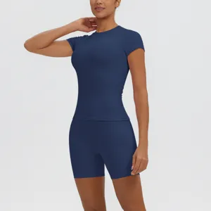 Vue détaillée de l'ensemble haut de sport à manches courtes et short de yoga bleu marine.