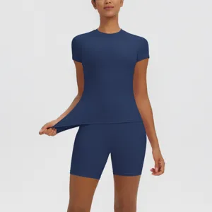 Vue détaillée de l'ensemble de yoga bleu, montrant un tissu respirant et extensible.