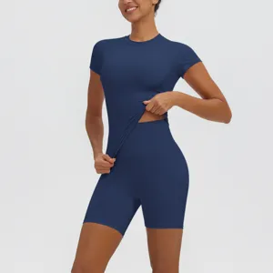 Ensemble de sport pour femme haut court manche et short de yoga taille haute respirant.